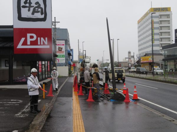 歩道照明ポールの建替えをさせていただきました。