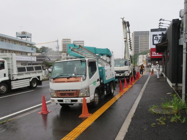 歩道照明ポールの建替えをさせていただきました。