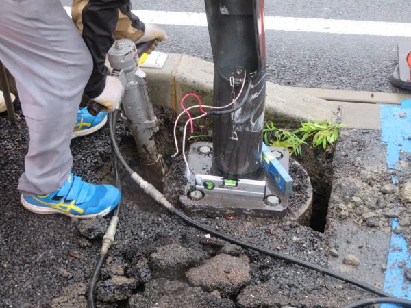 歩道照明ポールの建替えをさせていただきました。