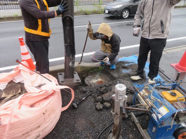 歩道照明ポールの建替えをさせていただきました。